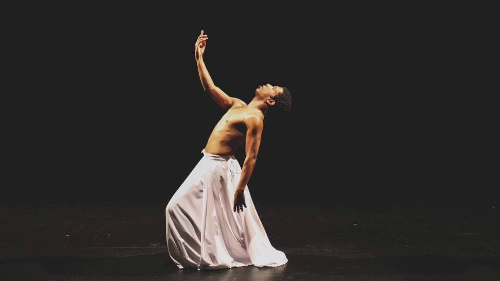 Thiago Menezes é atualmente o único dançarino brasileiro e latino-americano na temporada do clássico Aida, na Ópera de Paris. Imagem ilustrativa do carioca no solo autoral 'Je suis ici'.