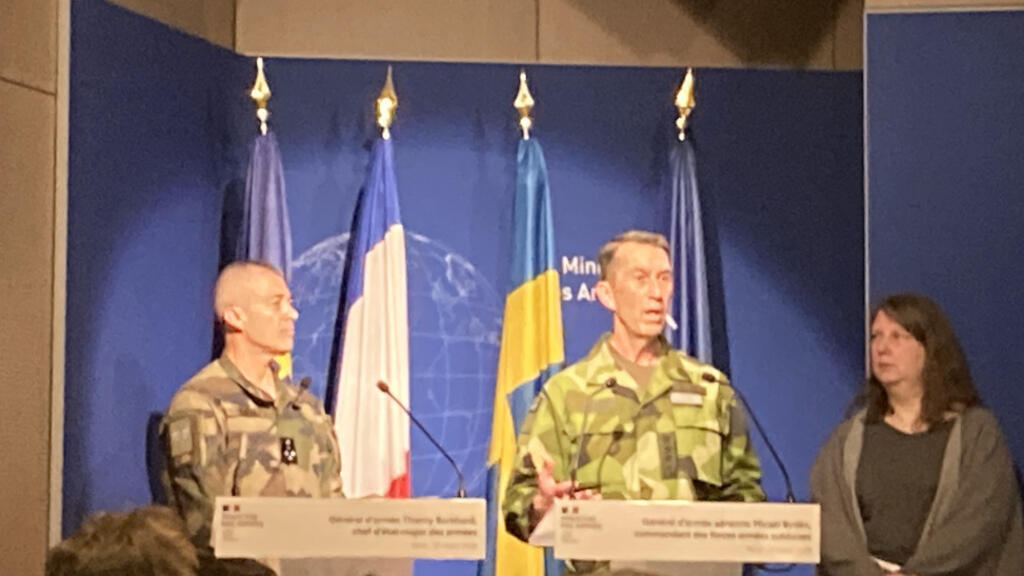 Le chef d’état-major des armées Thierry Burkhard et son homologue suédois le Général Micael Byden jeudi 21 mars à Paris lors d’une conférence de presse conjointe.