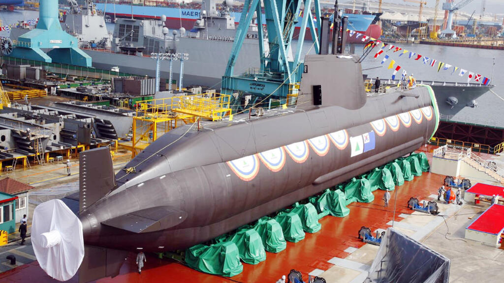Hyundai Heavy Industries Co., hạ thủy tầu ngầm lớp 1.800 tấn đầu tiên của Hàn Quốc, tại xưởng đóng tàu Ulsan lớn nhất thế giới, ngày 09/06/2006.