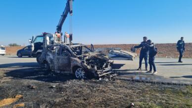 Sur la route près de Qamichli, en Syrie, mercredi 11 janvier 2023, une voiture calcinée, touchée par un projectile venant d’un drone.