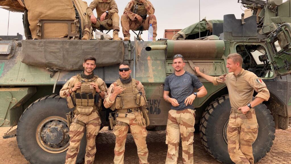 La section Tireurs d’élite du GTD Tigre. De g à dr sur le toit : Sergent Brian, Caporal Chef Jonathan devant le VAB, le soldat de première classe Pierre, Caporal Chef Kevin, le radio tireur Pablo et Max le pilote du VAB.