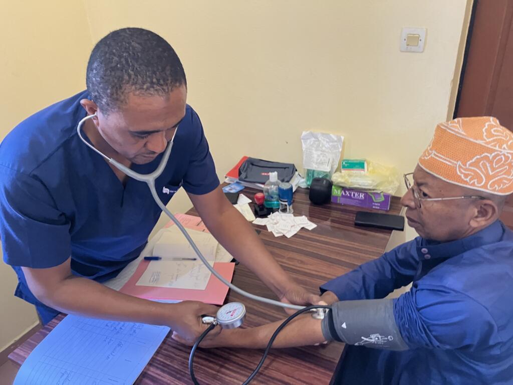 Le Dr Nizar Ahamada enchaîne une quarantaine de consultations en une journée.