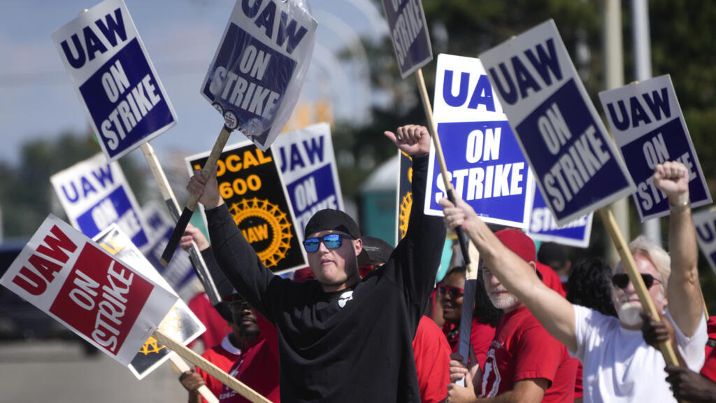 Les membres de United Auto Workers manifestent à l'usine d'assemblage Ford Michigan à Wayne, le lundi 18 septembre 2023.