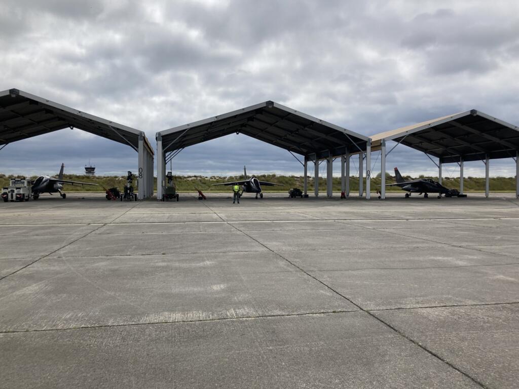 Les Alpha Jet sur le tarmac s’une base militaire française accueillant les stagiaires ukrainiens.