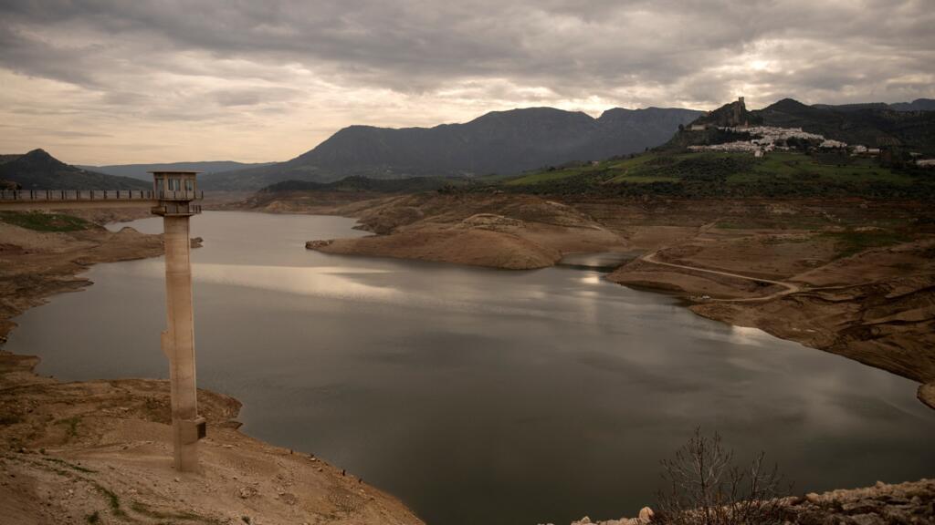 Cette photographie montre une vue du réservoir Zahara-El Gastor à Zahara de la Sierra, dans la province méridionale de Cadix, lors d'un épisode de sécheresse le 29 décembre 2023.