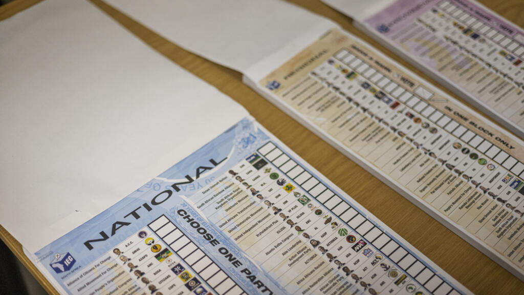 Des listes électorales disposées en amont des élections législatives en Afrique du Sud, le 27 mai 2024.
