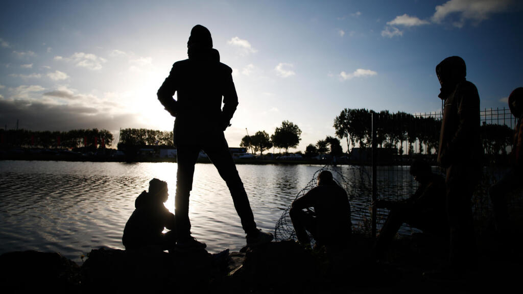 Des migrants attendent près du port de ferry-boat breton à Ouistreham, dans le nord-ouest de la France, le 18 septembre 2018.