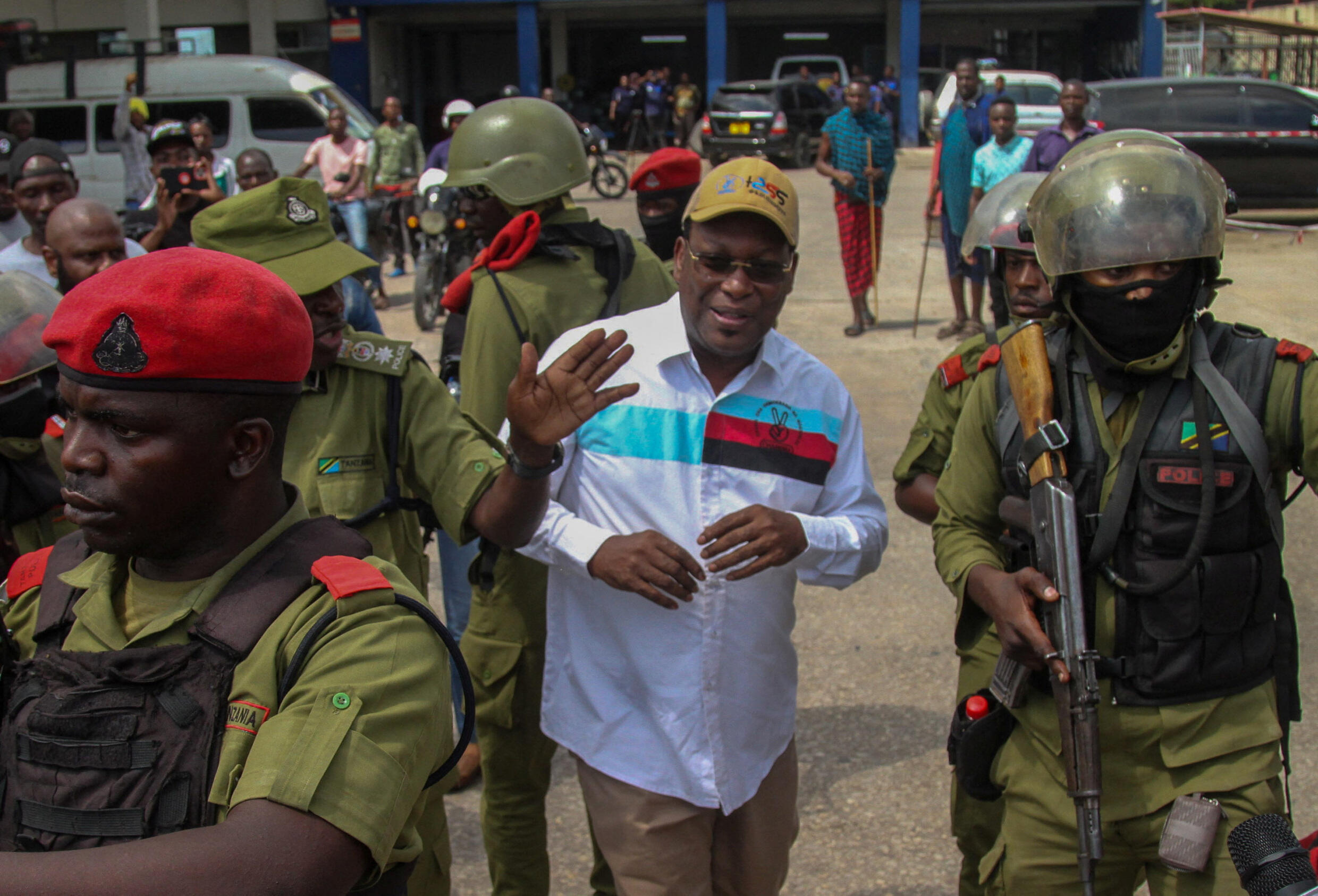 Kiongozi wa chama kikuu cha upinzani cha Chadema, Freeman Mbowe, alikamatwa na polisi wa Tanzania wakati wa maandamano ya kulaani mfululizo wa matukio ya utekaji nyara na mauaji katika eneo la Magomeni Dar es Salaam, Tanzania, Septemba 23 2024.