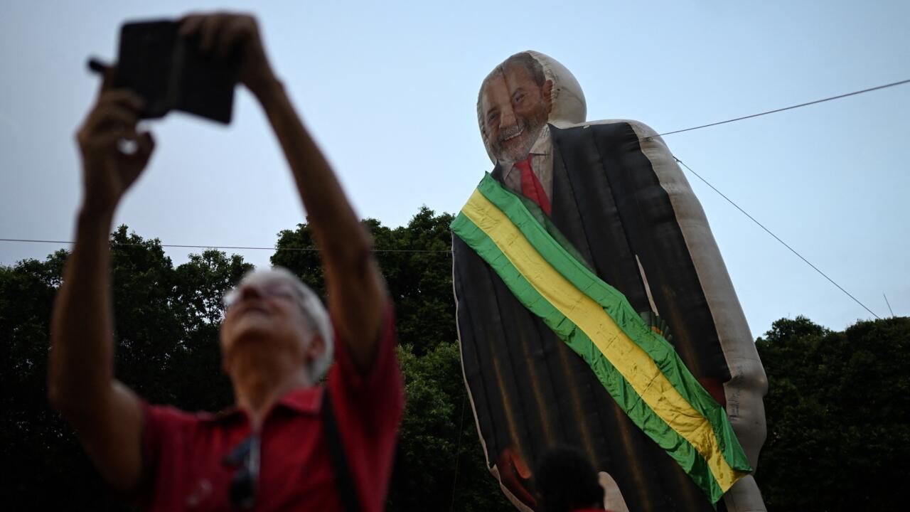 Brésil: en pleine polarisation autour du procès de Jair Bolsonaro, deux camps opposés défilent lors de la fête nationale