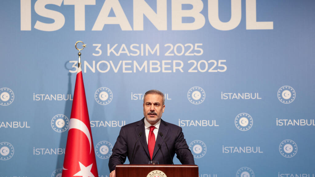 Ngoại trưởng Thổ Nhĩ Kỳ Hakan Fidan họp báo sau cuộc gặp với các nước Hồi Giáo bàn về Gaza, tại Istanbul, Thổ Nhĩ Kỳ, ngày 03/11/2025.