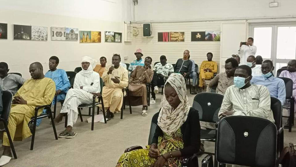 Le public qui assiste à la conférence-débat.