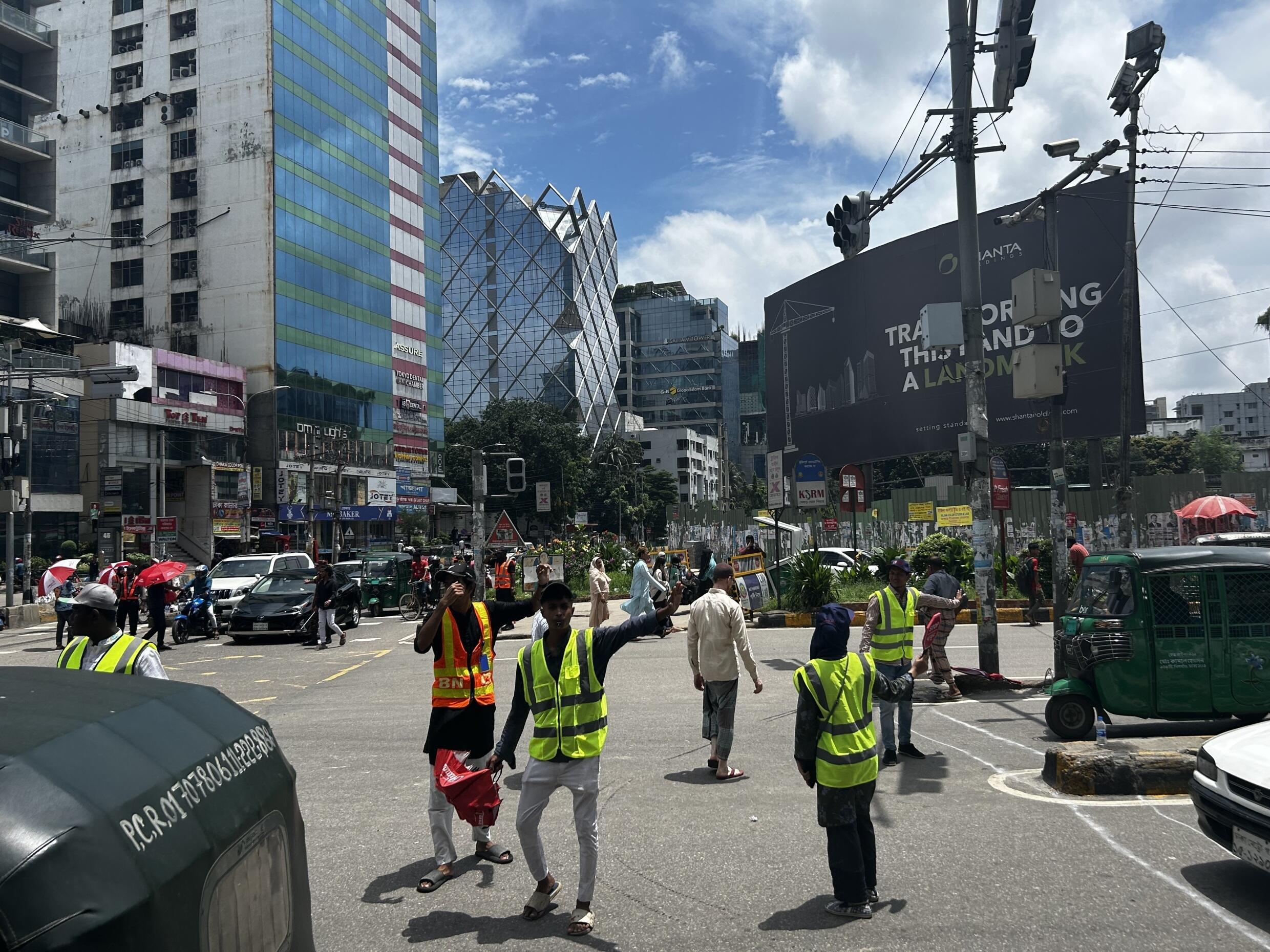 Des étudiants font la circulation dans les rues de Dacca, au Bangladesh, le 8 août 2024.