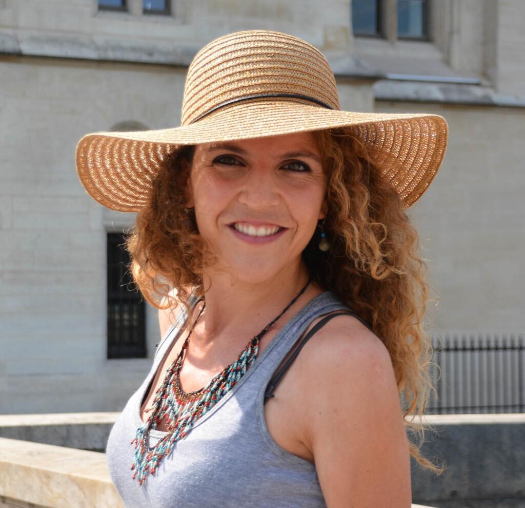 Pamela Breit faz visitas virtuais de Paris para "cyberturistas" do mundo todo.