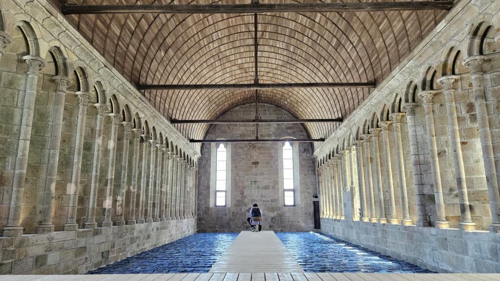 A instalação "Marulho", de Cildo Meireles, exposta na abadia do Mont-Saint-Michel, no noroeste da França.