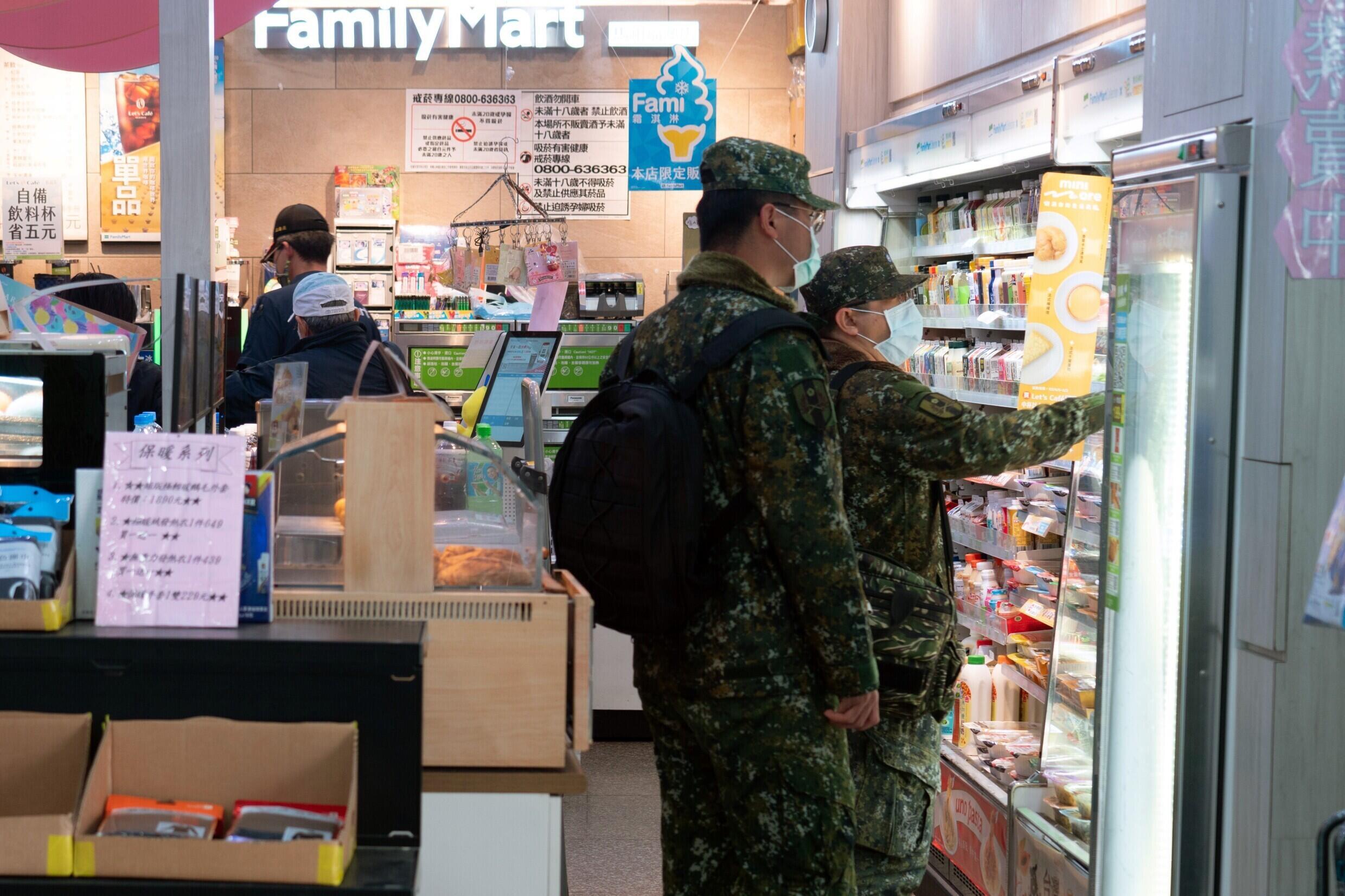 Soldados taiwaneses de compra en una tienda de la isla Nangan, perteneciente a las islas Matsu, el 10 de abril de 2023