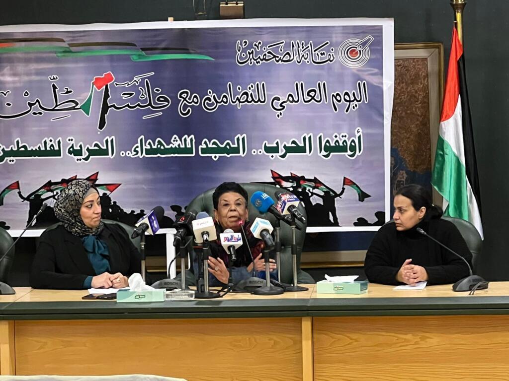 A ativista palestina Mariam Abu Daqqa (centro) criticou governos que apoiam Israel.