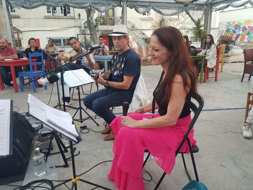 Se for para adivinhar pelo vocal, ninguém diz mesmo que a cantora principal é portuguesa.