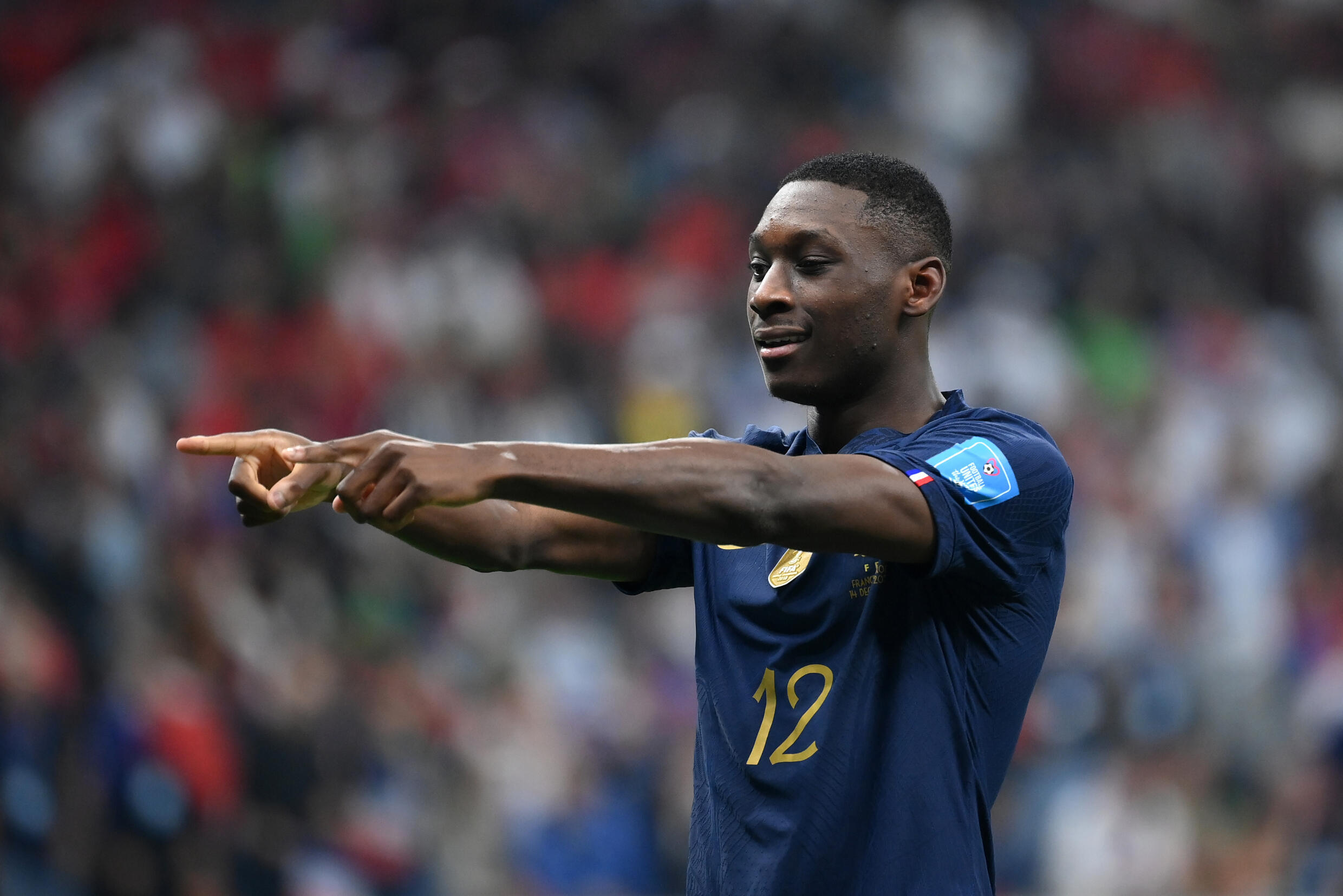 El delantero francés Randal Kolo Muani celebra marcar el segundo gol de su equipo durante el partido de fútbol de semifinales de la Copa Mundial de Catar 2022 entre Francia y Marruecos en el estadio Al-Bayt en Al Khor, al norte de Doha, el 14 de diciembre de 2022.