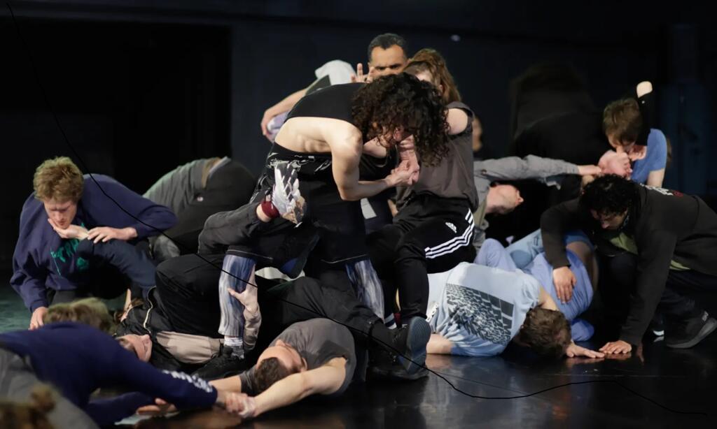 Espetáculo “Liberté Cathédral” de Boris Charmatz, para a companhia Tanztheater Wuppertal Pina Bausch.