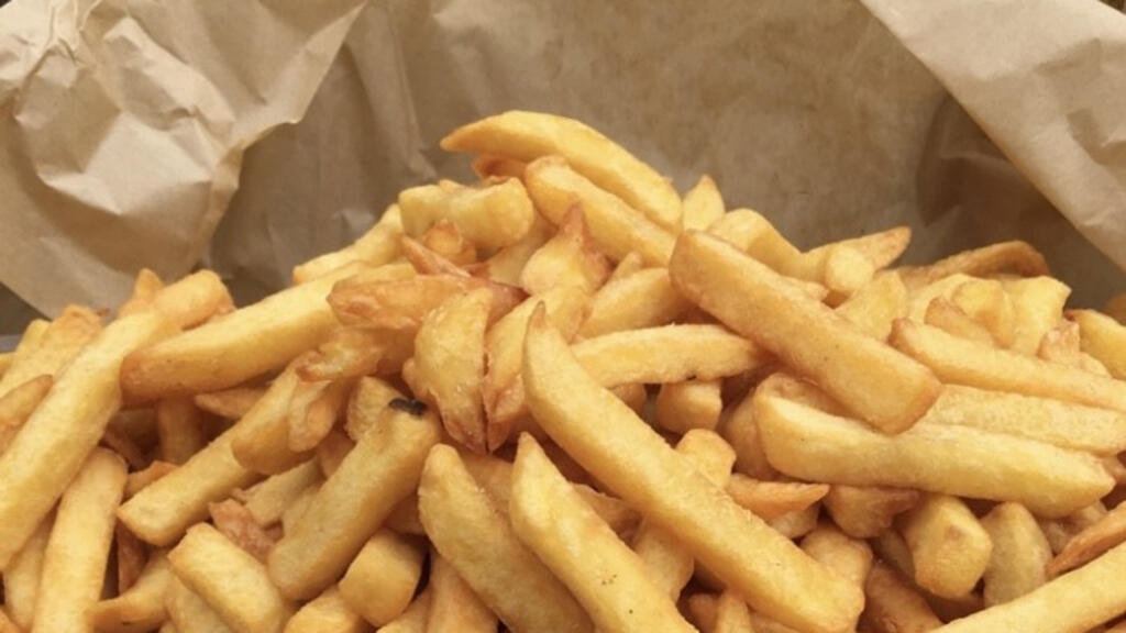 Barquette de frites près de Boulogne-sur-Mer.