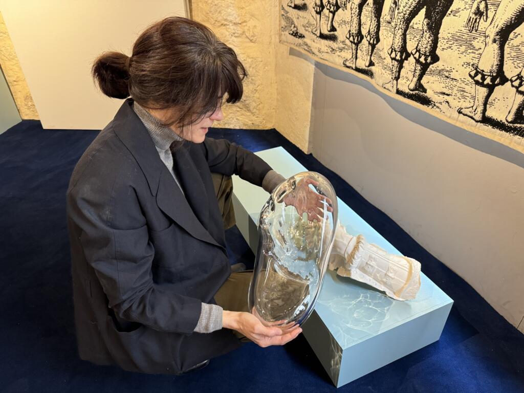 Lívia Melzi usou moldes de esculturas de Maurício de Nassau para criar peças em vidro e gesso para demonstrar sua pesquisa.