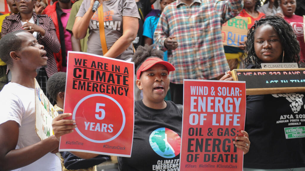 Manifestantes protestam à margem da primeira Cúpula Africana do Clima, contra o uso de combustíveis fósseis na região e para exigir que governos e indústrias promovam a transição para as energias renováveis. Nairóbi, Quênia, em 4 de setembro de 2023.