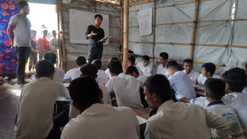 Anamul Hasan, un jeune réfugié rohingya de 26 ans, a co-fondé cette école communautaire de secondaire dans un des camps de Cox’s Bazar, pour que la jeune génération soit mieux éduquée.