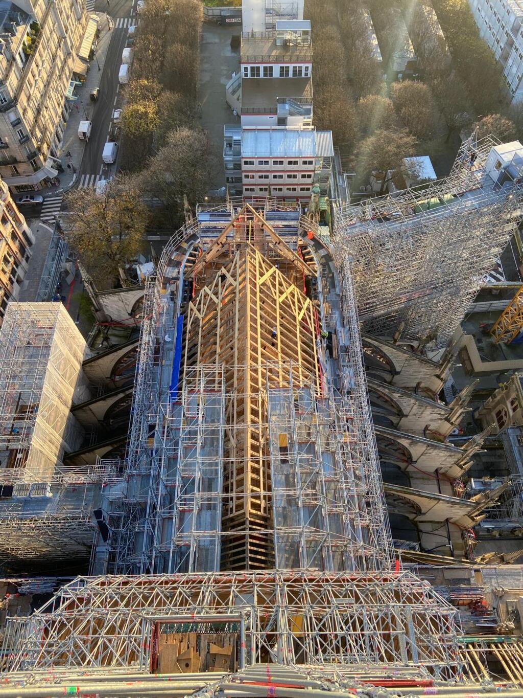Vue du ciel de l'échafaudage extérieur de Notre-Dame de Paris.