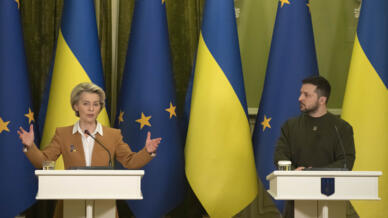 La présidente de la Commission européenne Ursula von der Leyen et le président ukrainien Volodymyr Zelensky, lors d'une conférence de presse commune à Kiev, le 2 février 2023.