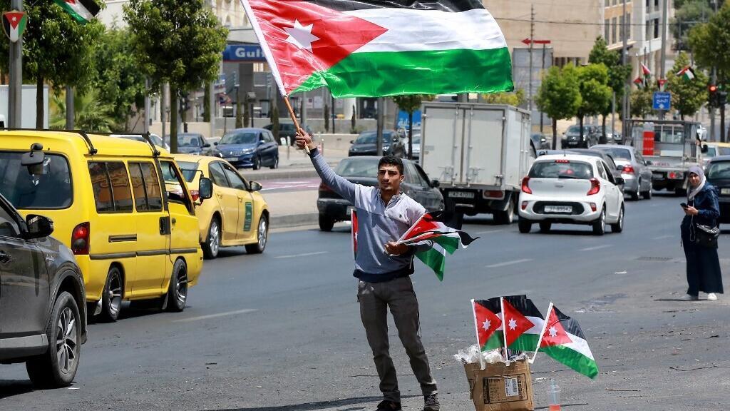 Un vendeur ambulant propose des drapeaux jordaniens à la vente à l'occasion du 78ᵉ anniversaire de l'indépendance du pays, à Amman, le 25 mai 2024. (Image d'illustration)