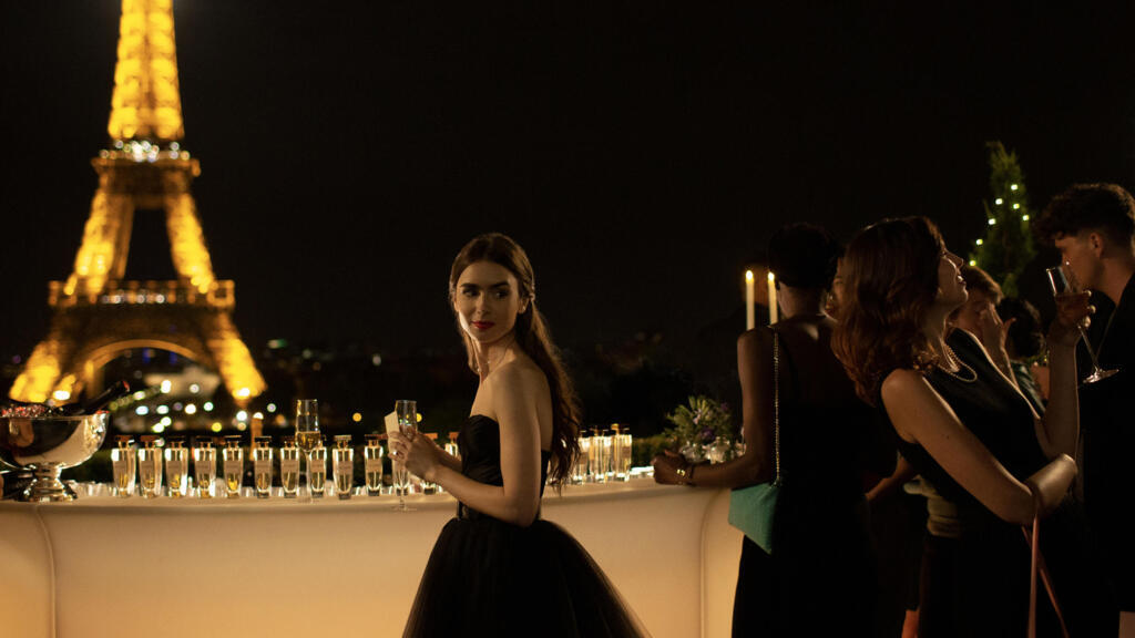 Apesar das críticas sobre o exagero de clichês, a série da Netflix "Emily in Paris", estrelada por Lily Collins, conquistou o público e segue sendo uma das mais indicadas para maratonar.