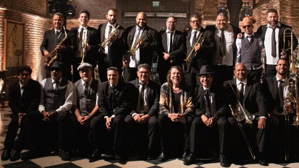 Lenine e os músicos da SpokFrevo Orquestra: parceria acontece pela primeira vez em temporada fora do Brasil.