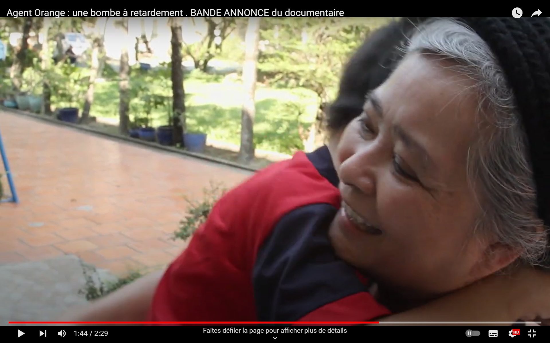 Bà Trần Tố Nga, người khởi kiện 14 công ty cung cấp chất độc da cam cho chính phủ Mỹ rải xuống Việt Nam, cùng với một em bé nạn nhân chất độc da cam. Ảnh chụp từ video quảng cáo phim Agent Orange, une bombe à retardement (Chất độc da cam, quả bom nổ chậm) của đạo diễn Hồ Thủy Tiên và Laurent Lindebrings.