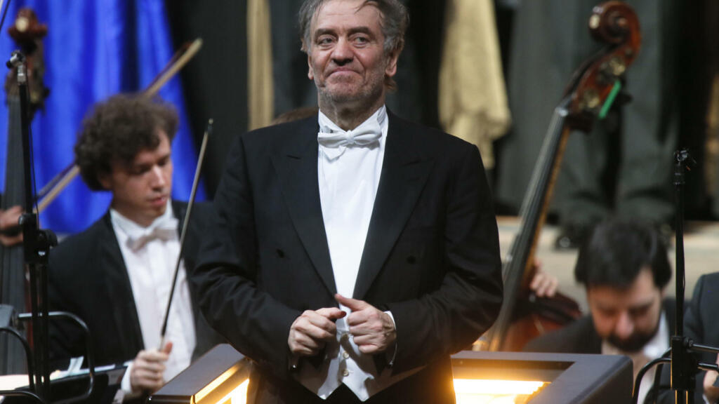 Valery Gergiev, na foto de 1º de maio de 2013, depois de uma "avant-première" para veteranos e altos funcionários do teatro no novo Teatro Mariinsky, na véspera da abertura oficial do mesmo, em São Petersburgo, Rússia. Gergiev, um maestro próximo do Presidente russo Vladimir Putin, não estará mais à frente da Filarmônica de Viena numa turnê norte-americana de cinco concertos que começa no Carnegie Hall na sexta-feira (4) à noite. Ele também foi excluido de apresentações na Filarmônica de Paris.