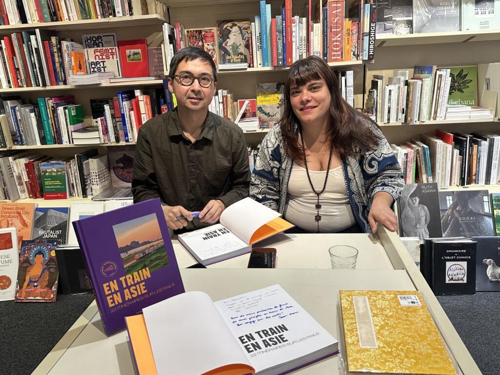 Jean-Marc de Jaeger (T) tác giả chính và Lauriane Roger-Li, phụ trách phần Trung Quốc của tập sách "En Train en Asie. 22 itinéraires sur les rails" (Đi tàu hỏa ở Châu Á: 22 Hành trình trên Đường ray), NXB Voyage Gallimard, 2025, tại Nhà sách Le Phénix, Paris, Pháp, tháng 09/2025.