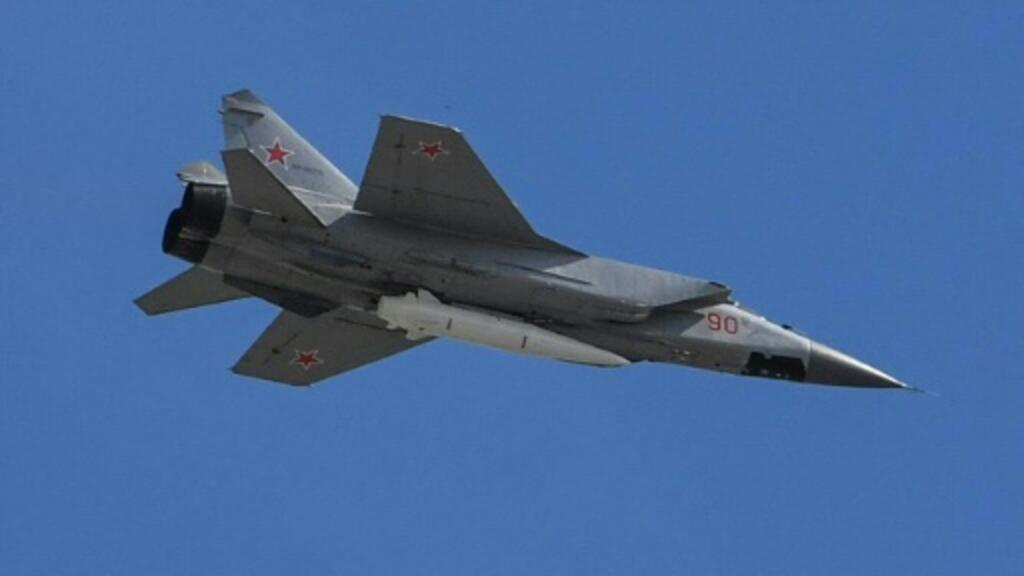 Un avion russe MiG-31, transportant un missile hypersonique, survole la Place Rouge de Moscou lors du défilé du Jour de la Victoire en mai 2018. (Image d'illustration)