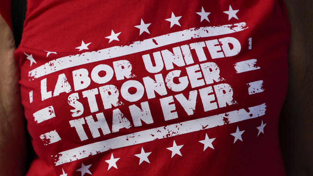 Un membre de United Auto Workers porte un t-shirt lors du défilé de la fête du Travail à Détroit, le 4 septembre 2023.