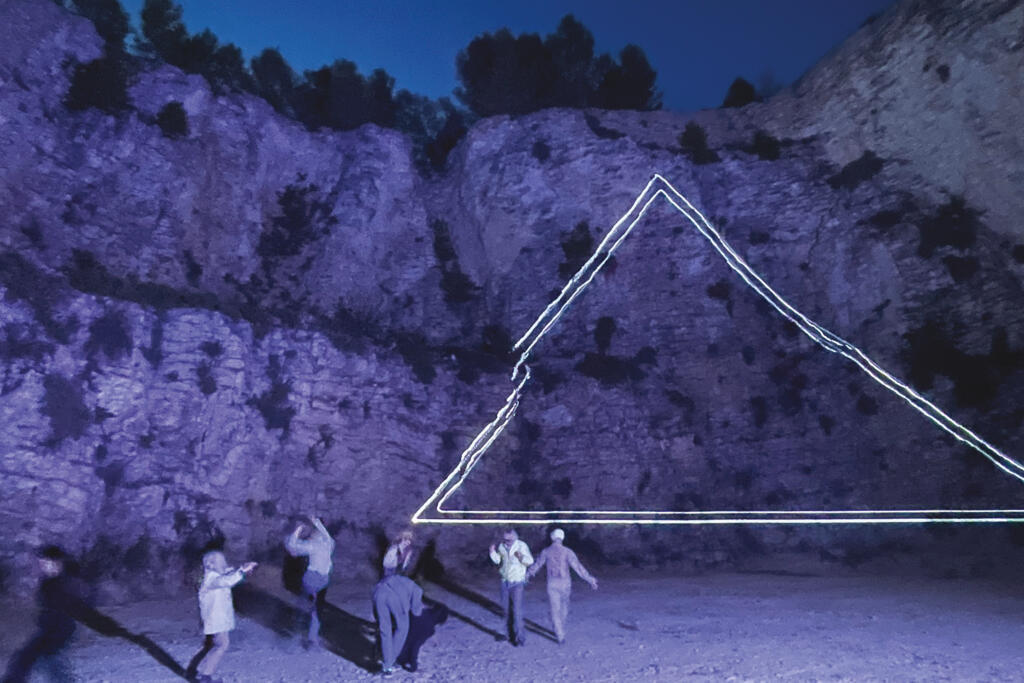 "Le Jardin de Délices" (Jardim das Delícias Terrenas), dirigido por Philippe Quesne, apresentado na pedreira Carrière de Boulbon durante o Festival de Avignon em 2023.