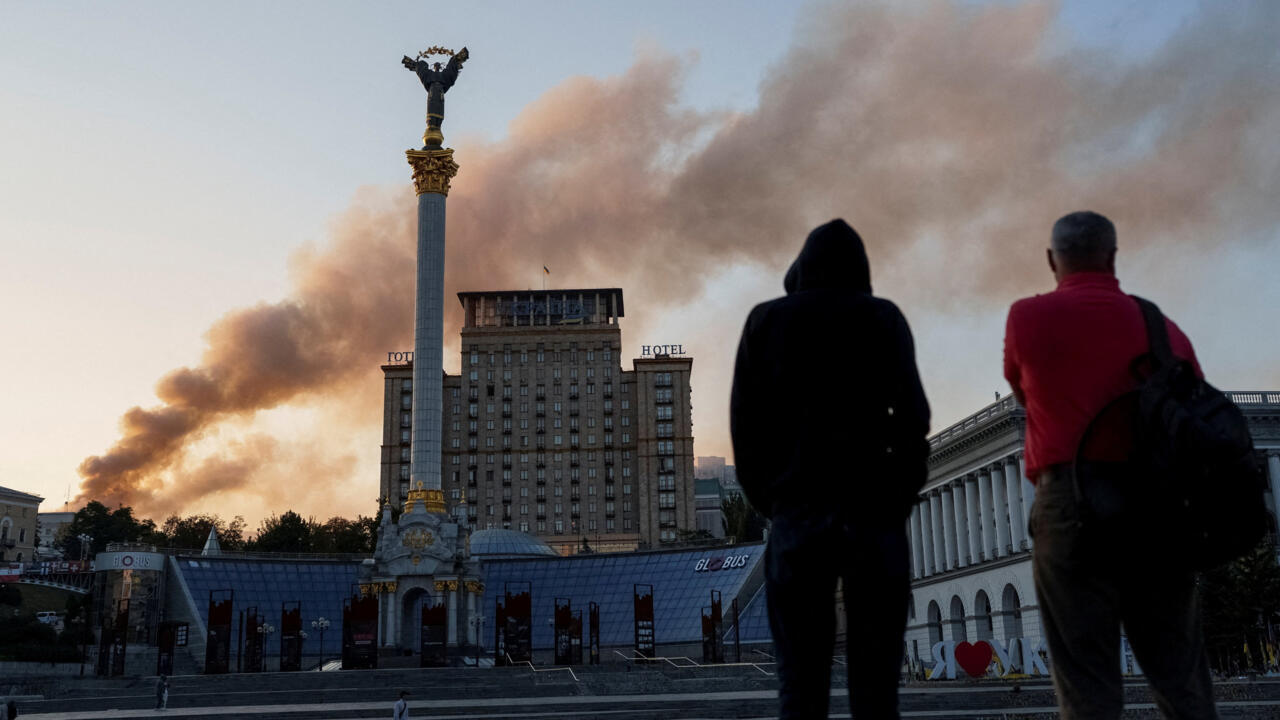 Ukraine: une vague massive d’attaques russes fait plusieurs victimes et touche le siège du gouvernement à Kiev