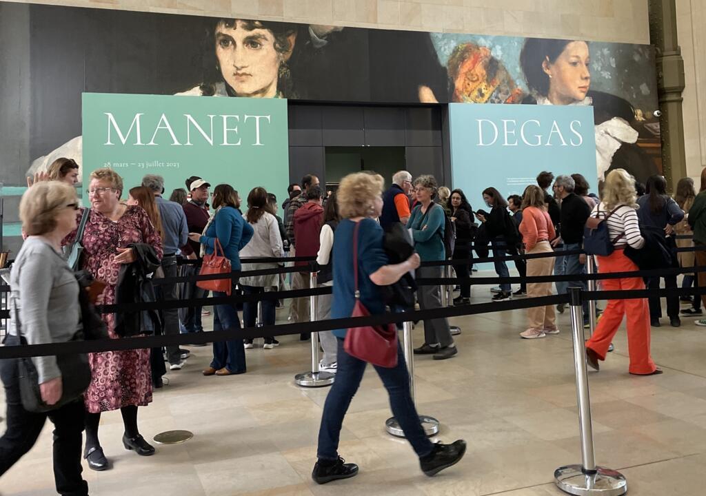 Público faz fila para entrar na ala reservada à exposição Manet Degas, no Museu d'Orsay. Paris, 28/04/23.