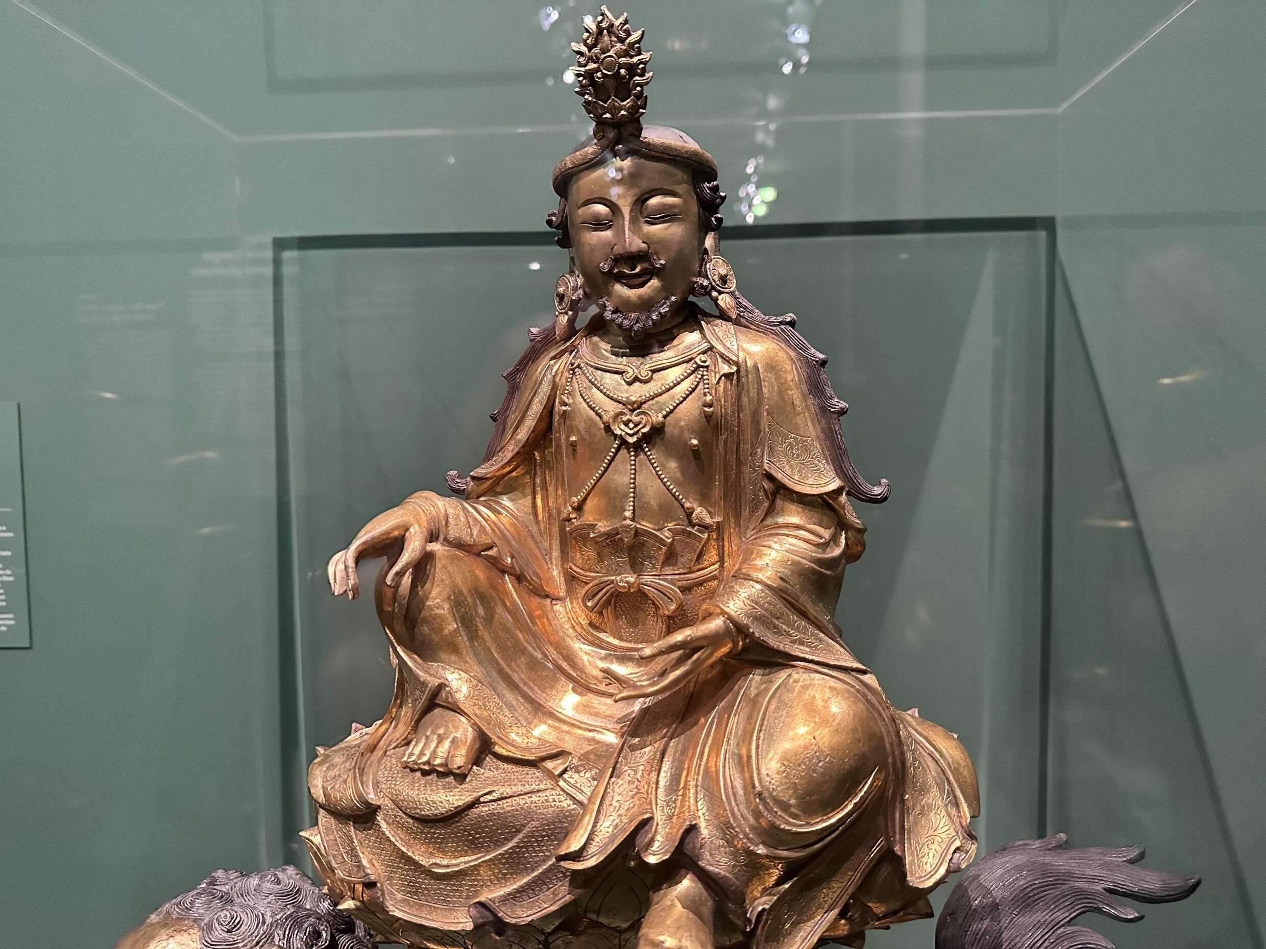 Một bức tượng đồng Nhật Bản được Henri Cernuschi mang về từ chuyến chu du châu Á năm 1871, được trưng bày tại Triển lãm Từ châu Á trở về. Henri Cernuschi, nhà sưu tập thời trào lưu Nhật Bản, Bảo tàng Cernuschi, Paris, Pháp.