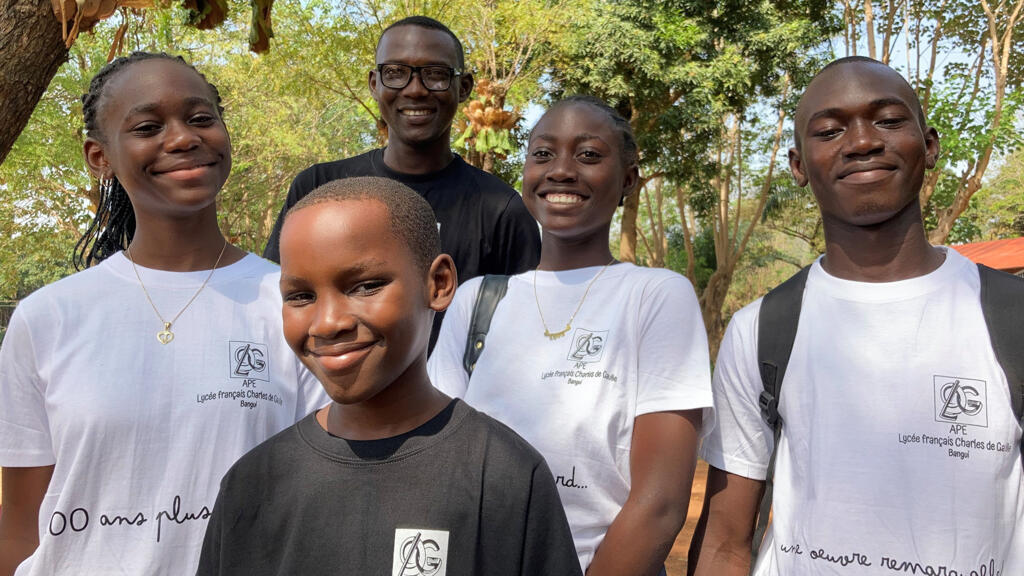 L'écrivain Michaël Dagbino anime des ateliers d'écriture dans quatre lycées publics de Bangui ainsi qu'au Lycée français.