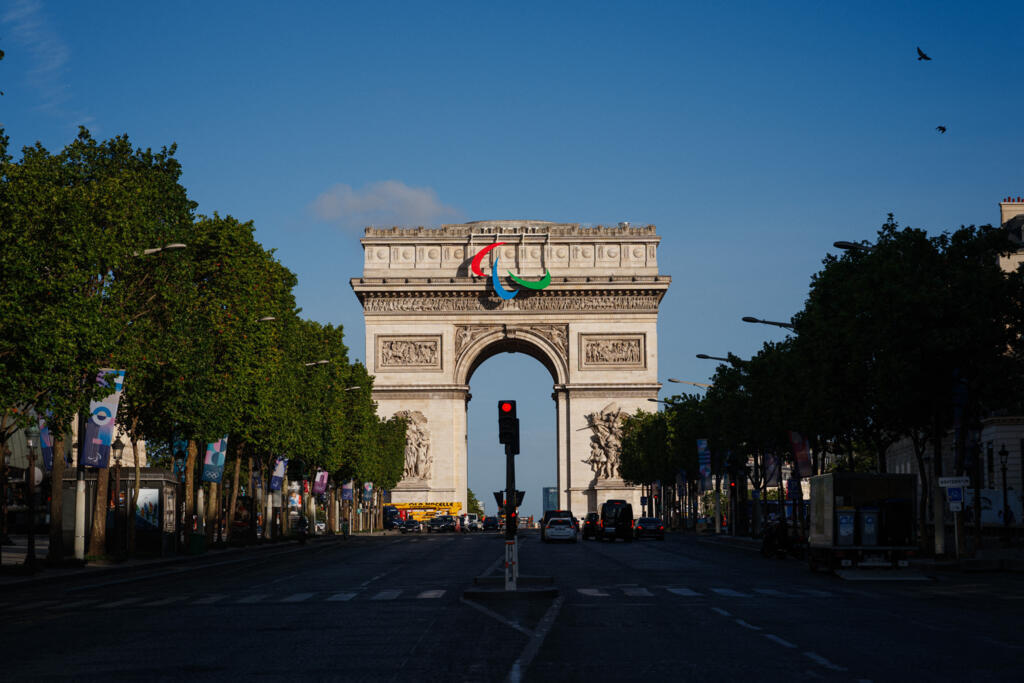 Les Agitos, ces trois virgules qui sont l'emblème du Comité international paralympique, sont d'ores et déjà visibles sur l'Arc de triomphe, à Paris, en prévision des Jeux paralympiques 2024.