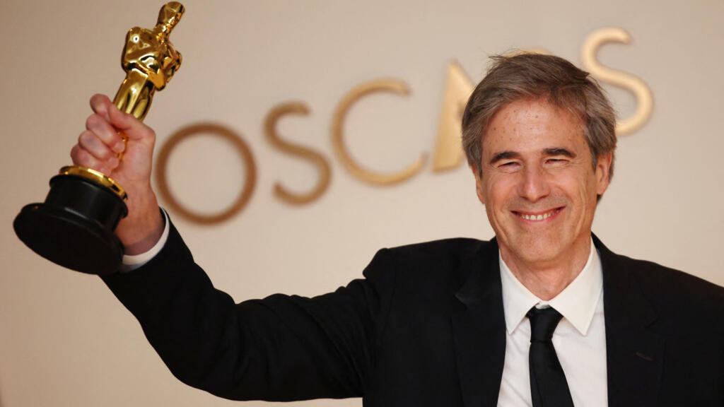 O diretor Walter Salles posa com o Oscar de Melhor Longa-metragem Internacional por “Ainda Estou Aqui”, do Brasil, na sala de fotos do Oscar, durante a 97ª premiação da Academia em Hollywood, Los Angeles, Califórnia, EUA, em 2 de março de 2025.