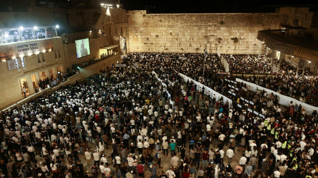 Muro das Lamentações, o local de oração mais sagrado do judaísmo, durante comemorações do Ano Novo judaico. Israel, na Cidade Velha de Jerusalém, em 6 de setembro de 2021.