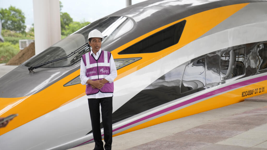 Cựu tổng thống Indonesia Joko Widodo tới thăm ga Tàu Cao Tốc Jakarta-Bandung tại Tegalluar, Tây Java, Indonesia, vào ngày 13 tháng 10 năm 2022.
