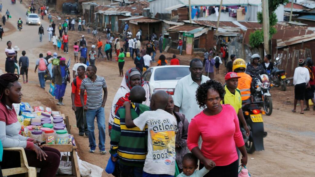 Des habitants du bidonville de Kibera, à Nairobi, le 27 mars 2020. (Photo d'illustration)