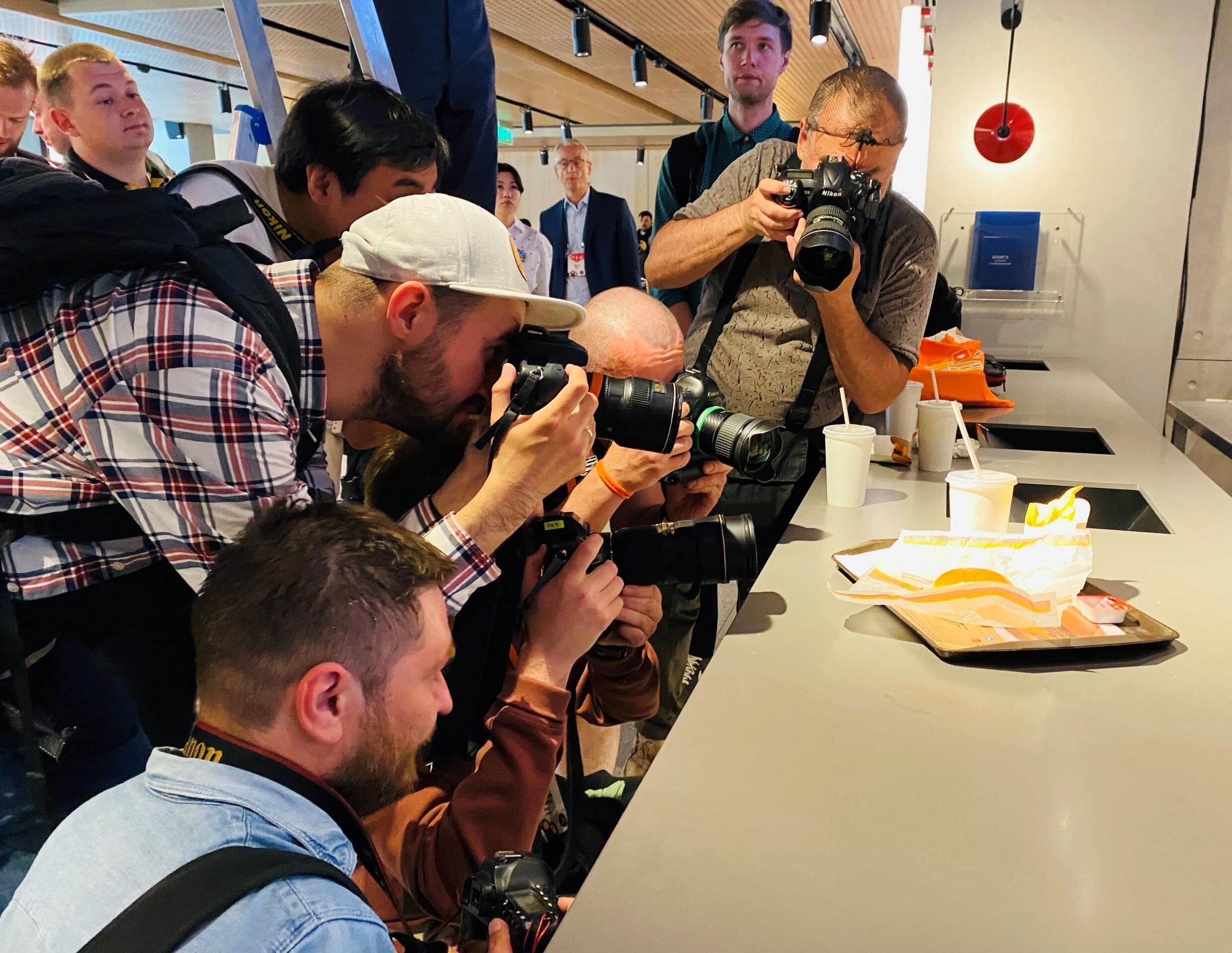 A versão russa do fast food americano atrai o interesse da mídia em Moscou.