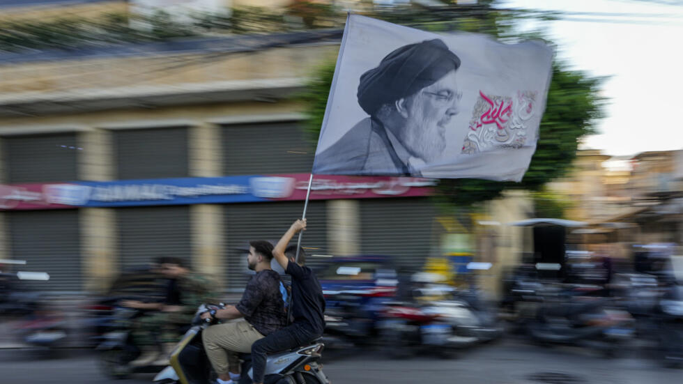 Thành viên lực lượng Hezbollah giương ảnh thủ lĩnh Hassan Nasrallah, ngoại ô nam Beyrouth, ngày 25/09/2024.