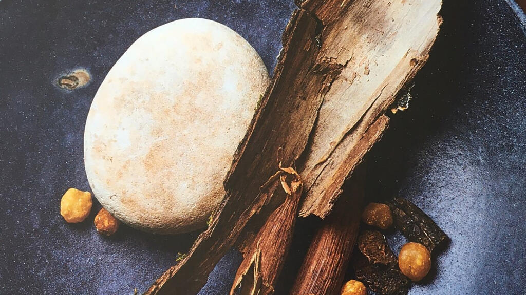 Arbre à ail, jansan, et poivre. «Atlas des épices», Beena Paradin, éditions Flammarion.